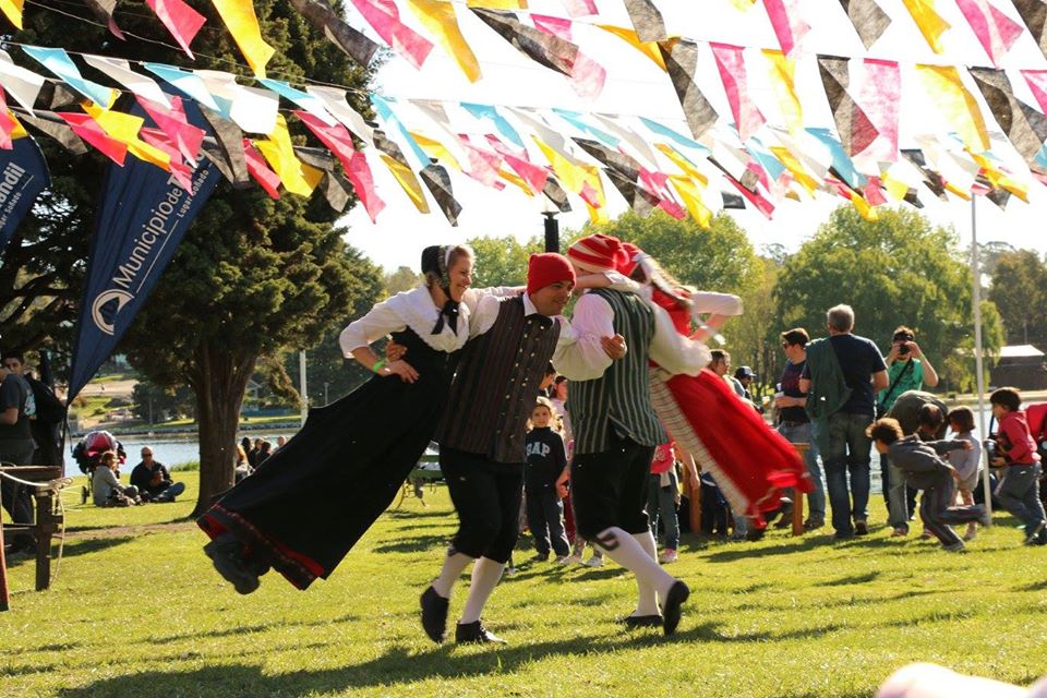 Bailes típicos en los parques de Tandil.