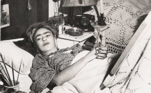 Reproducción de una fotografía de  Frida Kahlo, del autro Antonio Rodríguez.  Imagen en el acervo de El Universal.
