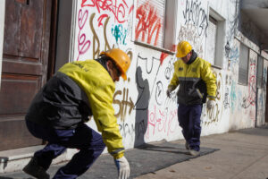 Restauran frentes de viviendas vandalizadas