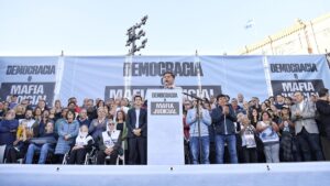 Kicillof llama a "elecciones limpias".