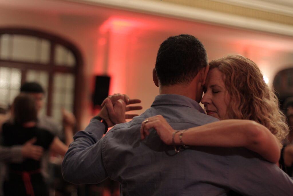 Tango: el 2x4 es una danza identitaria de los porteños y las porteñas.